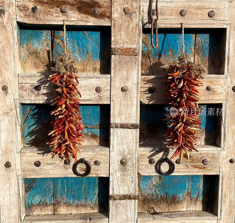 圣菲，NM: Sunlit Chili Pepper Ristras，古董蓝门